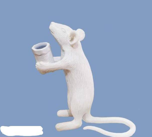 Lampe à poser en forme de souris tenant une lampe