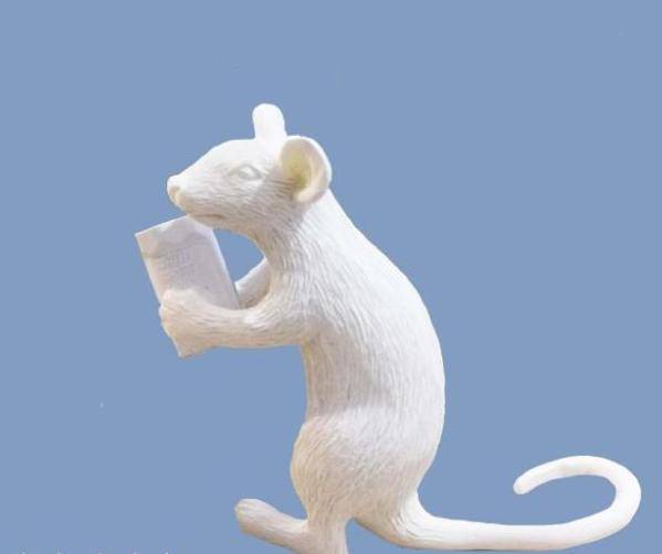 Lampe à poser en forme de souris tenant une lampe