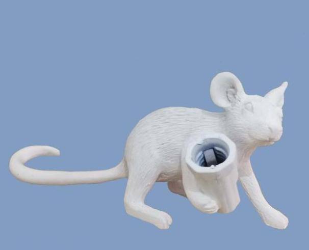 Lampe à poser en forme de souris tenant une lampe