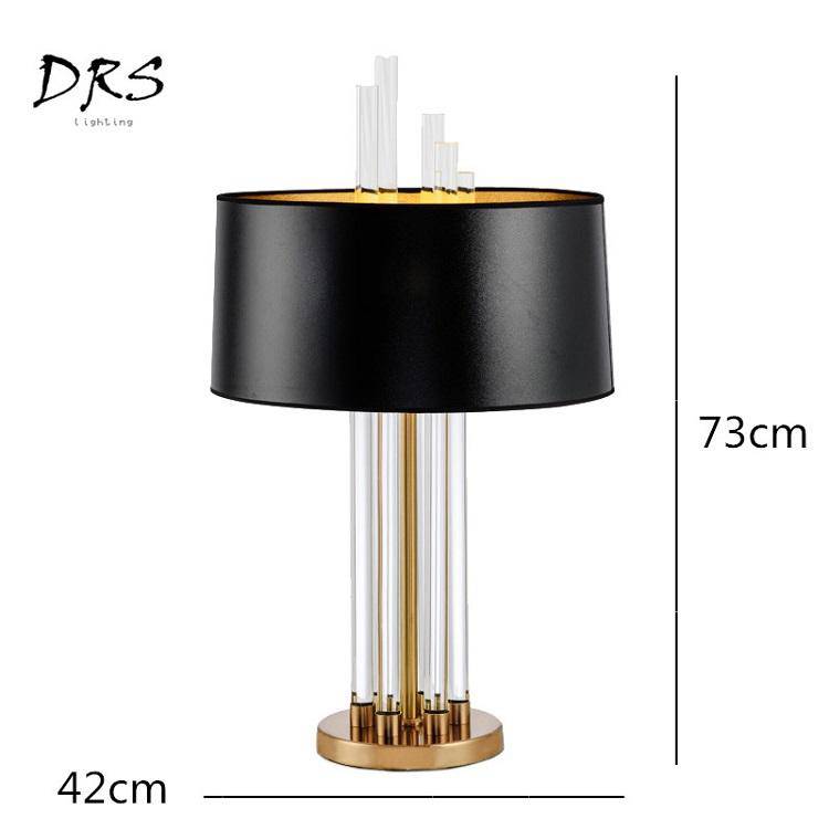 Lampe de chevet dorée en verre et abat-jour noir Designer