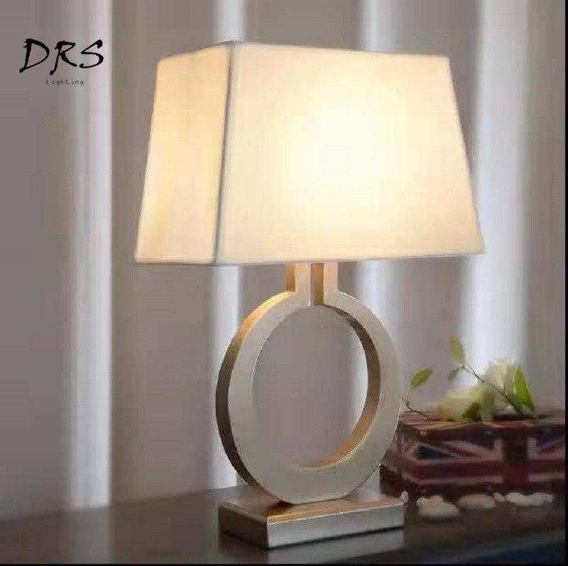 Lámpara de mesa design LED en metal dorado con pantalla triangular Lampara