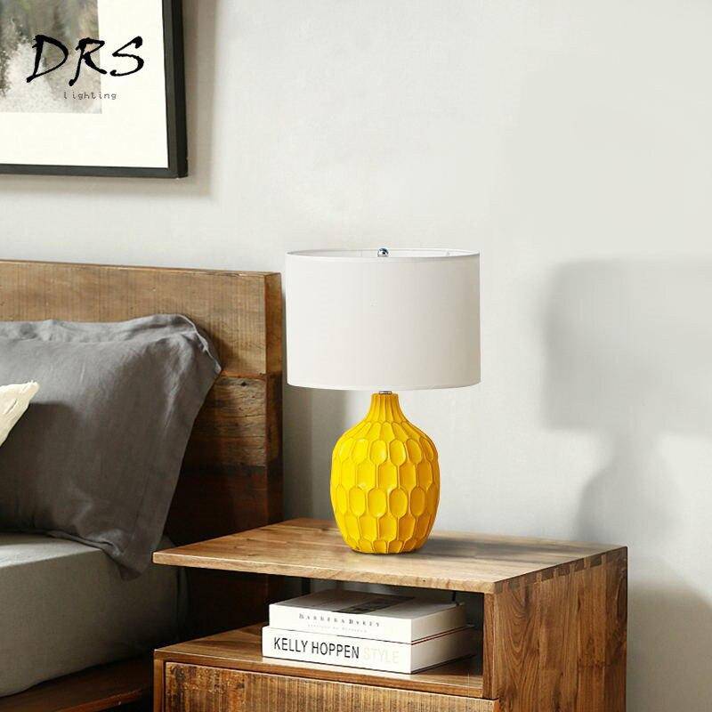 Lampe de chevet jaune avec abat-jour tissu Hotel