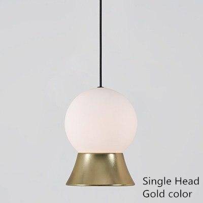 Suspension et lustre design à LED avec boule en verre et support dorée