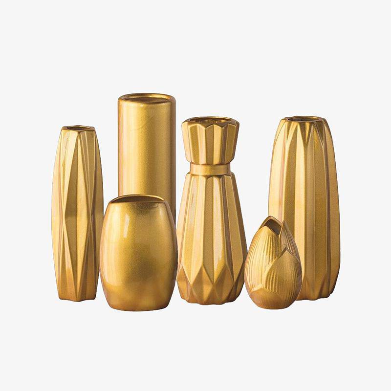 Vase design en céramique dorée au style géométrique